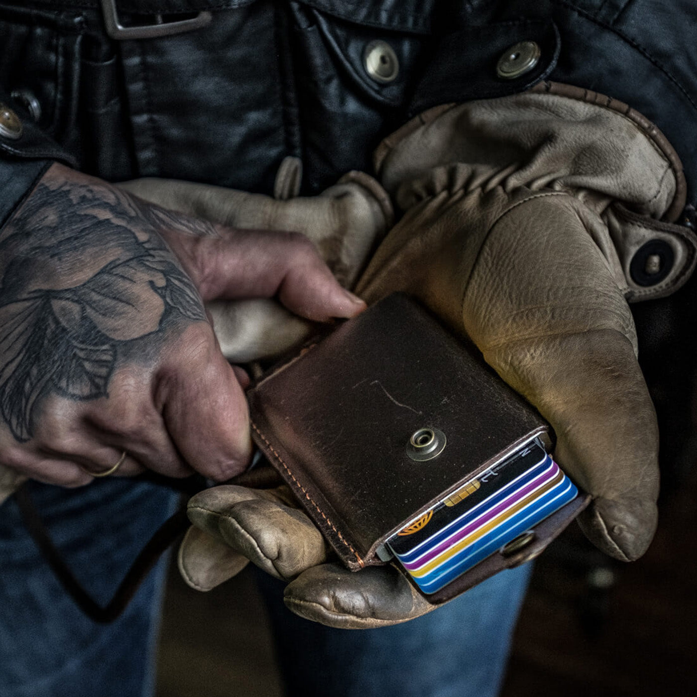 D_SRiderwalletscene_hands_03_MR