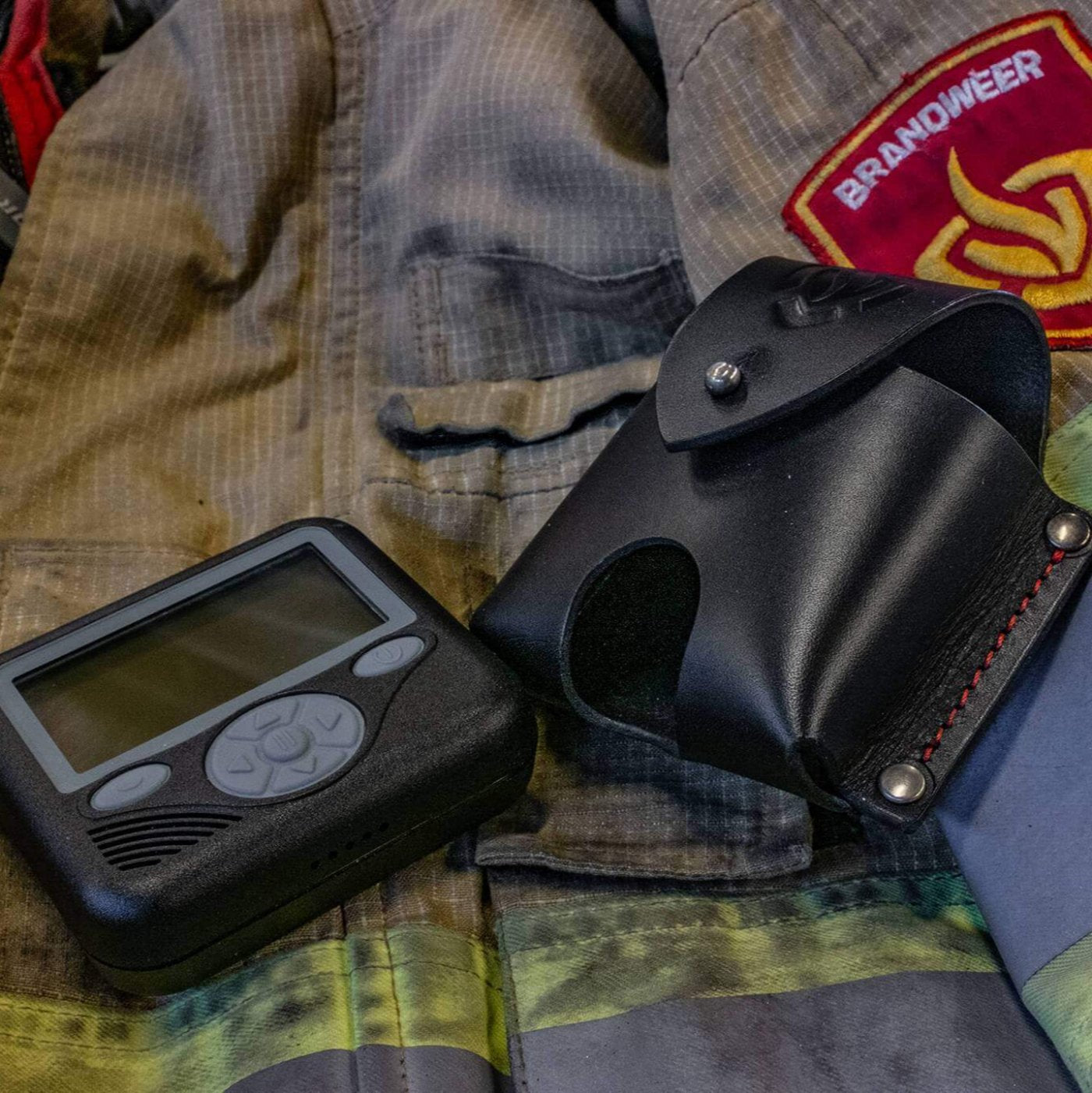 PreCom IP67 pager houder, tuigleer, model A - Duke & Sons Leather op brandweer jas