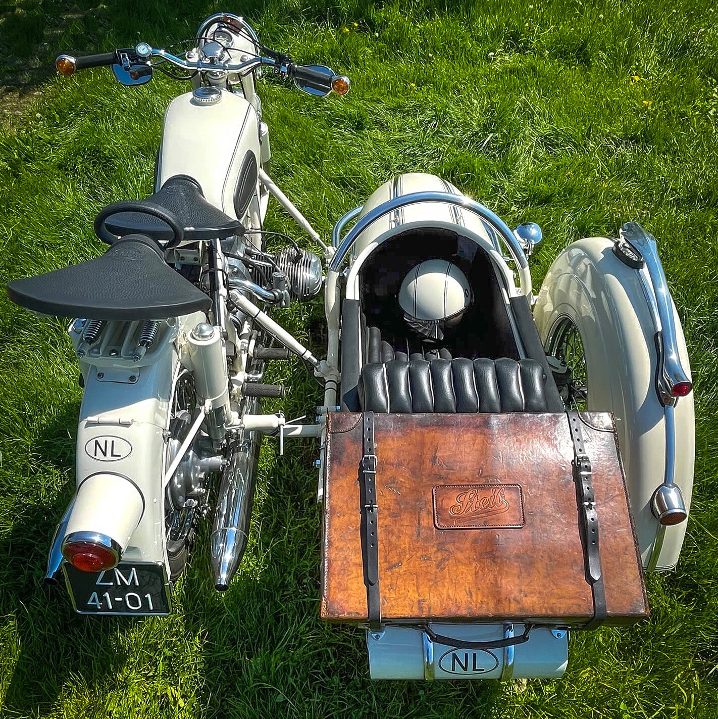 Modification of a vintage suitcase (Classic BMW R60/2)