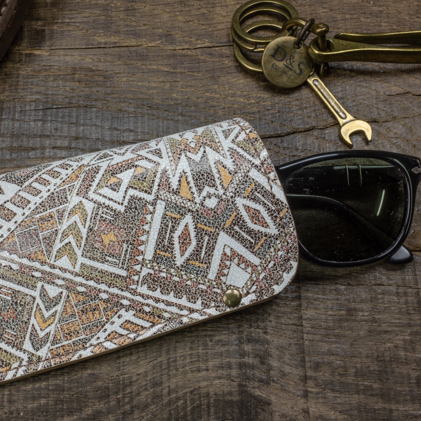 Leather sunglass pouch Inca native pattern scene 2