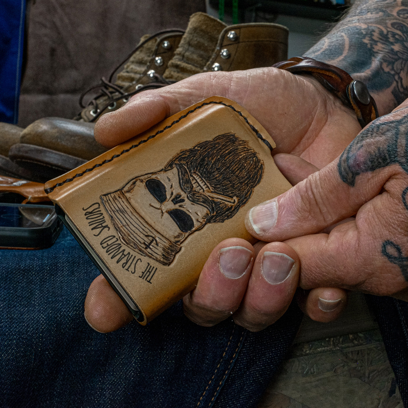 Card wallet, natural leather, RFID safe with aluminum insert for 10 cards scene closed. - Duke & Sons Leather