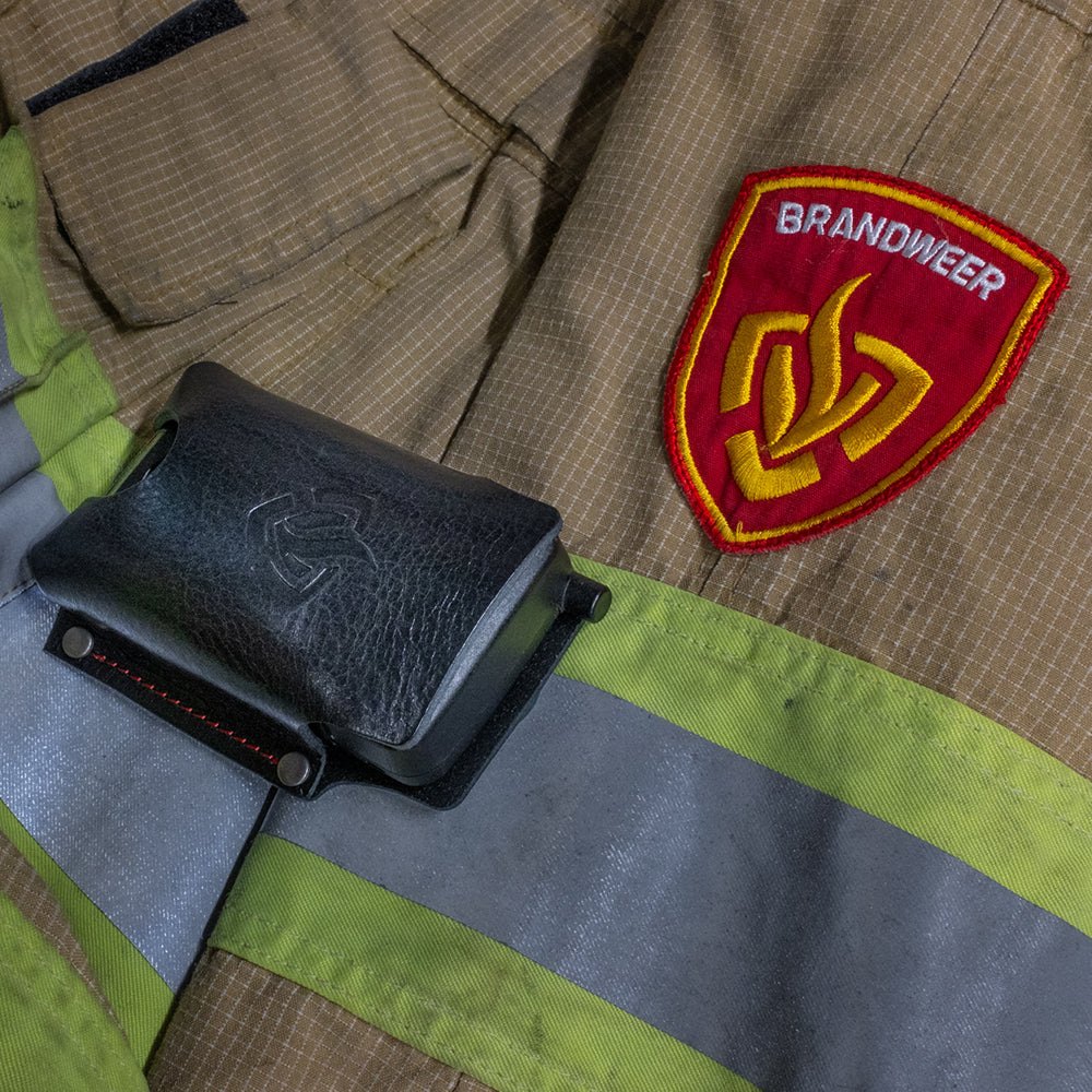 Precom P2 pager houder in zwart leer op brandweer jas met P2 pager in houder