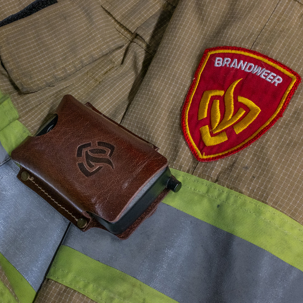 Precom P2 pager houder in zwart leer op brandweer jas met P2 pager in houder