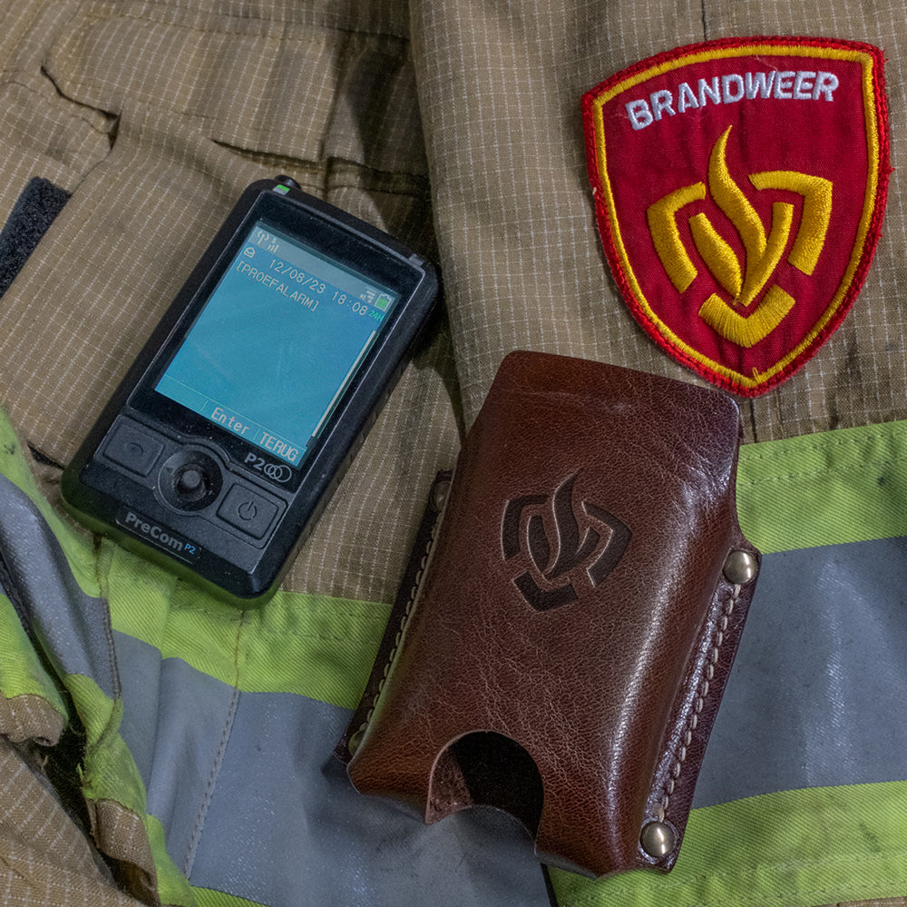 Precom P2 pager houder in bruin leer op brandweer jas met P2 pager