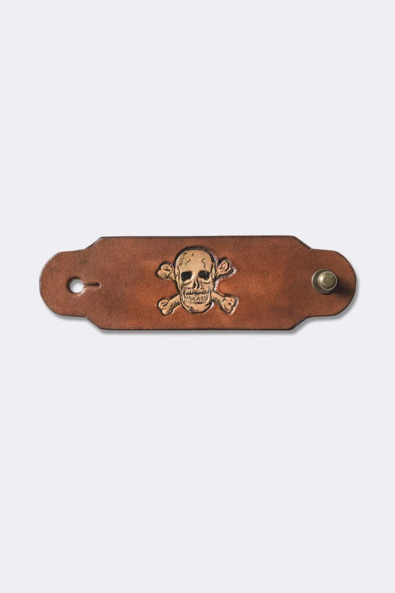 Woggle, bandana / neckerchief slide in cognac leather with a skull image stamp